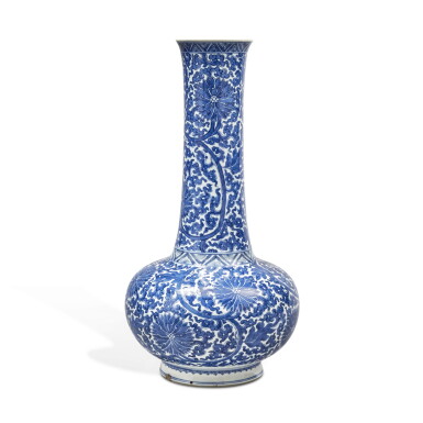 View full screen - View 1 of Lot 313. A blue and white 'floral' bottle vase, Qing dynasty, Kangxi period | 清康熙 青花纏枝花卉紋長頸瓶 .