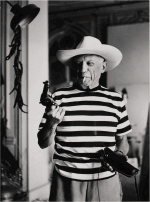 'Picasso avec le revolver et le Chapeau que lui avait offert Gary Cooper, Cannes, 1958'