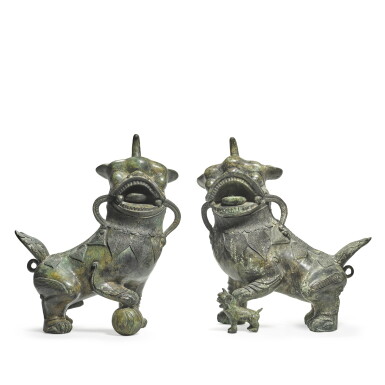 View full screen - View 1 of Lot 286. A pair of bronze figures of lions, 20th century.