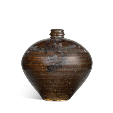 View full screen - View 1 of Lot 337. A russet-painted black-glazed jar, Northern Song / Jin dynasty | 北宋 / 金 黑釉鐵鏽花吐魯瓶.