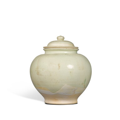View full screen - View 1 of Lot 323. A white-glazed jar and cover, Tang dynasty | 唐 白釉蓋罐.