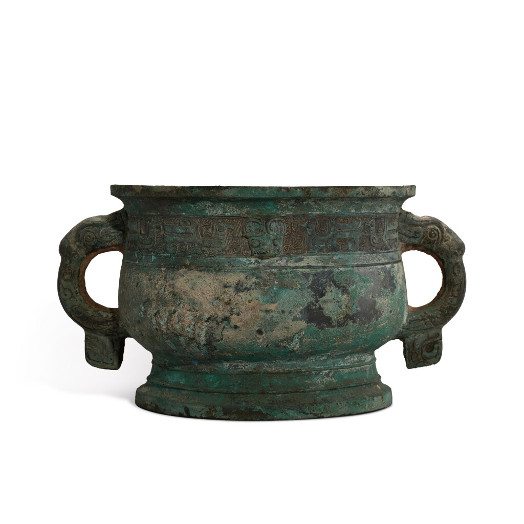 View full screen - View 1 of Lot 9393. An archaic bronze ritual food vessel, gui, Early Western Zhou dynasty | 西周早期 青銅鳥紋簋.