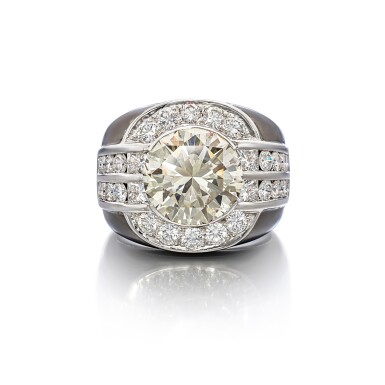 View full screen - View 1 of Lot 1815. Diamond Ring | 6.78克拉 圓形 U-V色 鑽石 配鑽石 戒指.