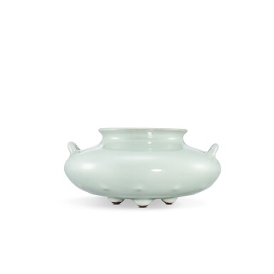 View full screen - View 1 of Lot 3703. A fine and very rare imperial Guan-type 'fish basket' vessel, Seal mark and of the period of Qianlong | 清乾隆 仿官釉雙繫魚簍尊 《大清乾隆年製》款.