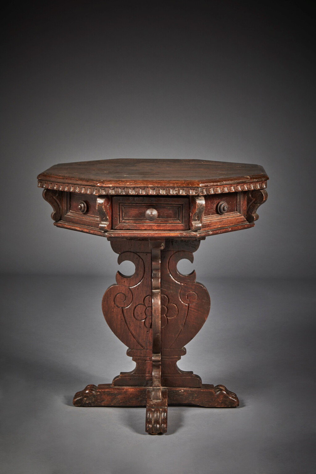全萤幕检视 - 查看153Italian Renaissance style carved walnut small octagonal centre table probably 19th century, incorporating earlier elements的1