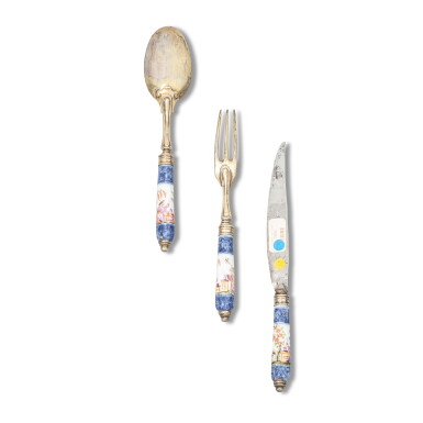 View full screen - View 1 of Lot 612. A Meissen porcelain Hausmaler three-piece cutlery set, circa 1730, the silver-gilt mounts, possibly Esaias Stenglin, Augsburg, 1737-39 .