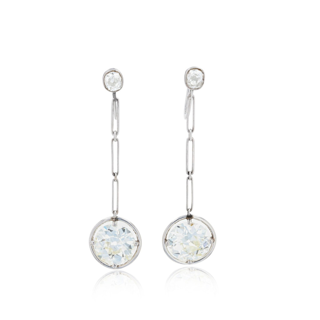 View full screen - View 1 of Lot 48. Paire de pendants d'oreille diamants | Pair of pendent diamond earrings.