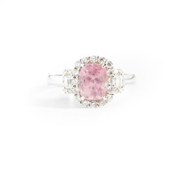 View full screen - View 1 of Lot 107. BAGUE SAPHIR PADPARADSCHA ET DIAMANTS | PADPARADSCHA SAPPHIRE AND DIAMOND RING.