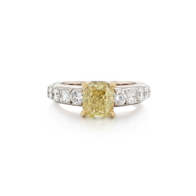 View full screen - View 1 of Lot 275. Bague diamant Fancy Deep Yellow | Fancy Deep Yellow diamond ring.