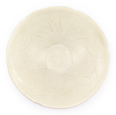View full screen - View 1 of Lot 401. A DINGYAO CARVED 'DAY LILY' BOWL NORTHERN SONG DYNASTY | 北宋 定窰白釉刻萱花紋盌.