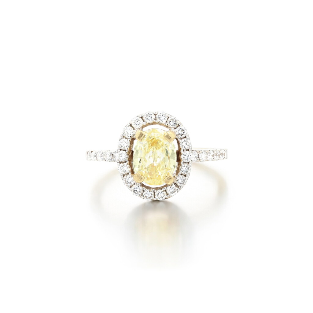 View full screen - View 1 of Lot 168. Bague diamant Fancy Yellow et diamants | Fancy Yellow diamond and diamond ring.