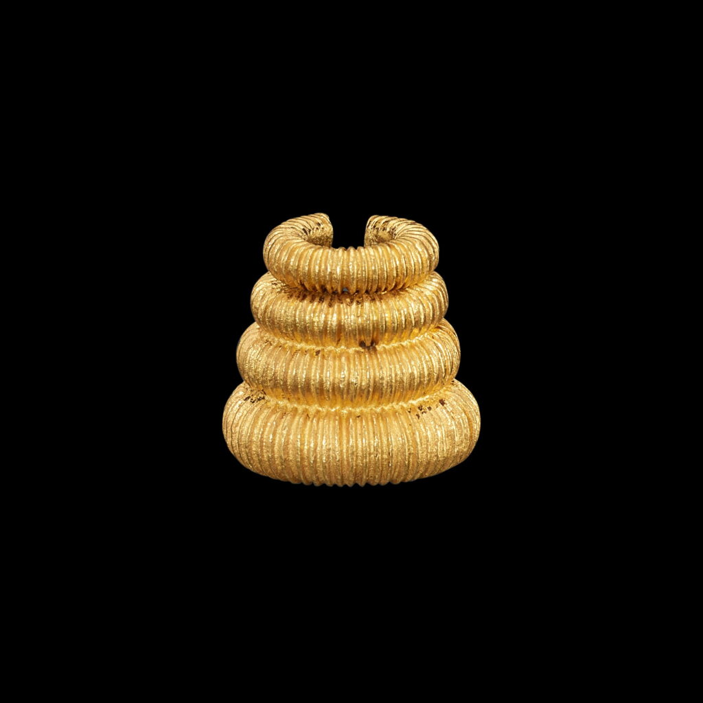 View full screen - View 1 of Lot 1033. A solid gold cord fastener with twisted wire Java, Indonesia, 7th - 12th century | 印尼爪哇 七至十二世紀 四層花絲金繩飾.