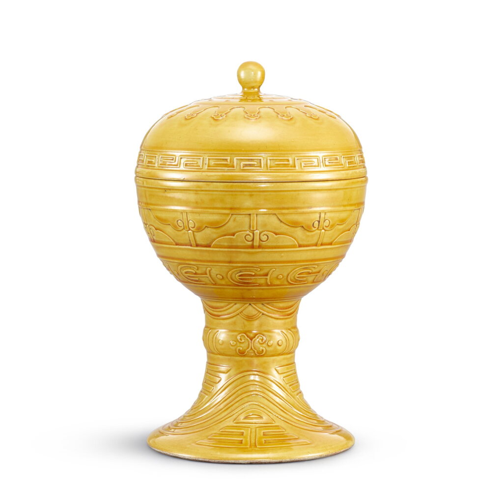 Voir en plein écran - Voir 1 du lot 429. A yellow-glazed altar vessel and cover, dou, Mark and period of Guangxu 清光緒 黃釉蓋豆 《大清光緒年製》款.