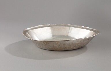 View full screen - View 1 of Lot 304. A large South American oval silver basin, unmarked, probably circa. 1820 | Grand bassin ovale en argent, non poinçonné, Amérique du Sud, probablement vers 1820.