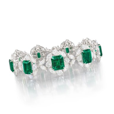 View full screen - View 1 of Lot 250. Emerald and Diamond Bracelet | 天然「哥倫比亞」無油祖母綠 配 鑽石 手鏈(祖母綠共重19.92克拉).