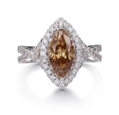 View full screen - View 1 of Lot 1008. FANCY BROWN-ORANGE DIAMOND AND DIAMOND RING | 2.00卡拉 欖尖形 彩棕橙色 VS2淨度 鑽石 配 鑽石 戒指.