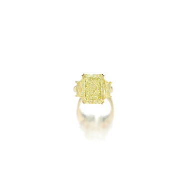 View full screen - View 1 of Lot 567. FANCY YELLOW AND COLORED DIAMOND RING | 彩黃色鑽石配彩色鑽石戒指.