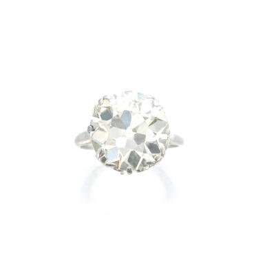 View full screen - View 1 of Lot 769. Diamond ring.