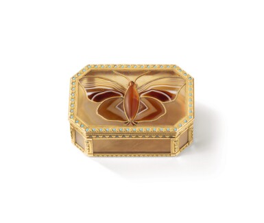 View full screen - View 1 of Lot 98. A HARDSTONE BUTTERFLY SNUFF BOX WITH GOLD AND ENAMEL MOUNTS, PIERRE-FRANÇOIS DRAIS, PARIS, 1782/1783 | BOÎTE À PANS EN AGATE ET ÉMAIL MONTÉE À CAGE EN OR PAR PIERRE-FRANÇOIS DRAIS, PARIS, 1782/1783.