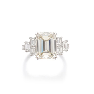 View full screen - View 1 of Lot 911. Diamond ring.
