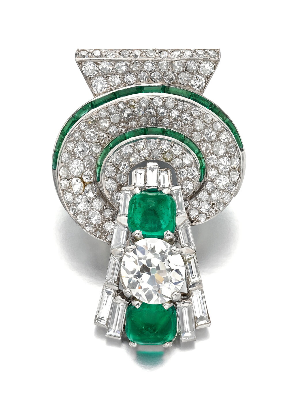 View full screen - View 1 of Lot 607. Diamond and emerald clip, 1930s | 鑽石配綠寶石別針.