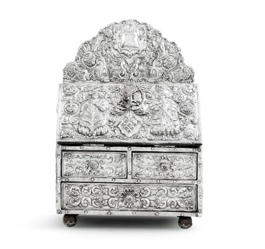 View full screen - View 1 of Lot 80. Petit secrétaire à abatants en bois recouvert de plaques d'argent, probablement Amérique du Sud XIXe siècle.