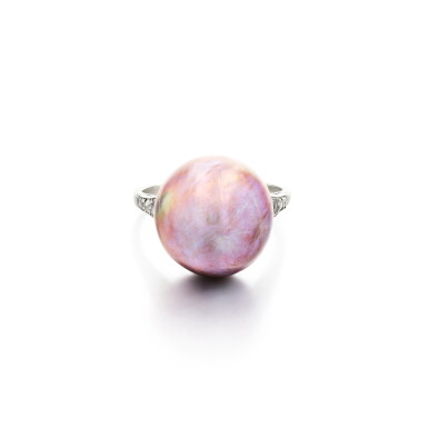 View full screen - View 1 of Lot 19. Bague perle fine et diamants | Natural pearl and diamond ring.