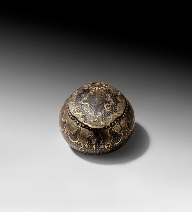 View full screen - View 1 of Lot 21. An italian small pique and tortoiseshell box, Naples, mid 18th century | Petite boite en écaille piqué d'or, Naples, milieu du XVIIIeme siècle.