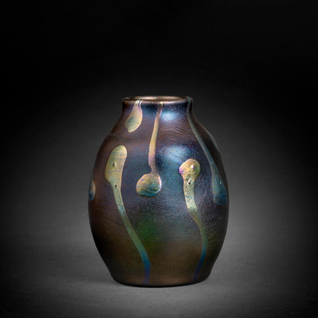 View full screen - View 1 of Lot 11. Vase.