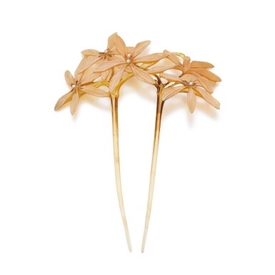 View full screen - View 1 of Lot 26. Peigne corne et perles semence | Horn and seed pearl hair comb.