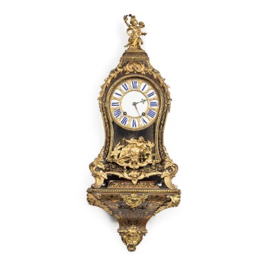 View full screen - View 1 of Lot 123. A varnished-bronze mounted tortoiseshell and brass marquetry bracket clock, French Régence, circa 1720 | Cartel et sa console d'applique en marqueterie d'écaille et laiton et monture de bronze vernis d'époque Régence, vers 1720.