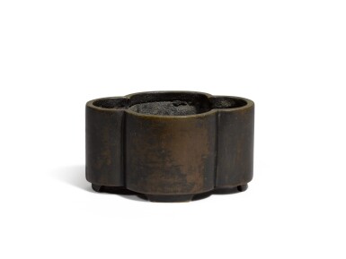 View full screen - View 1 of Lot 88. A small quatre-foil bronze censer, 17th/18th century | 十七/十八世紀 海棠形銅爐 《琴書》款.