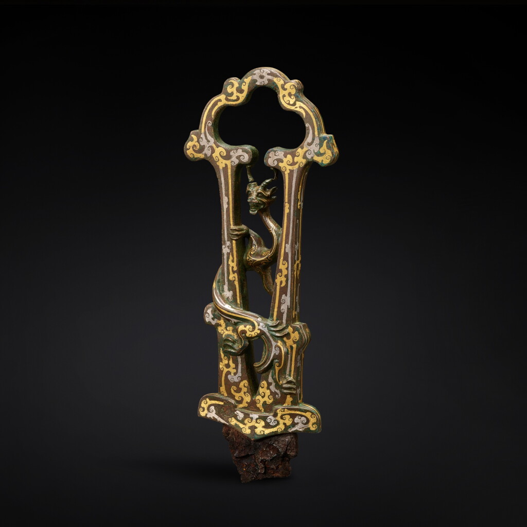 View full screen - View 1 of Lot 3612. An exceptional and rare gold and silver-inlaid bronze sword hilt, Late Eastern Zhou - early Western Han dynasty | 東周末至西漢初 銅錯金銀鏤空雲龍紋劍柄.