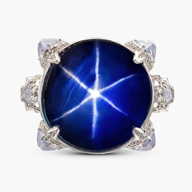 View full screen - View 1 of Lot 1743. Star Sapphire, Chalcedony, Rock Crystal, Sapphire and Diamond Ring | 27.13 克拉 天然「斯里蘭卡 」未經加熱星光藍寶石 配 玉髓 配 白水晶 配 藍寶石 及 鑽石 戒指.