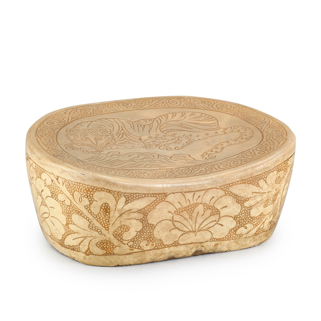 View full screen - View 1 of Lot 404. A RARE CIZHOU CARVED 'TIGER' PILLOW NORTHERN SONG - JIN DYNASTY | 北宋至金 磁州窰珍珠地剔花老虎枕.