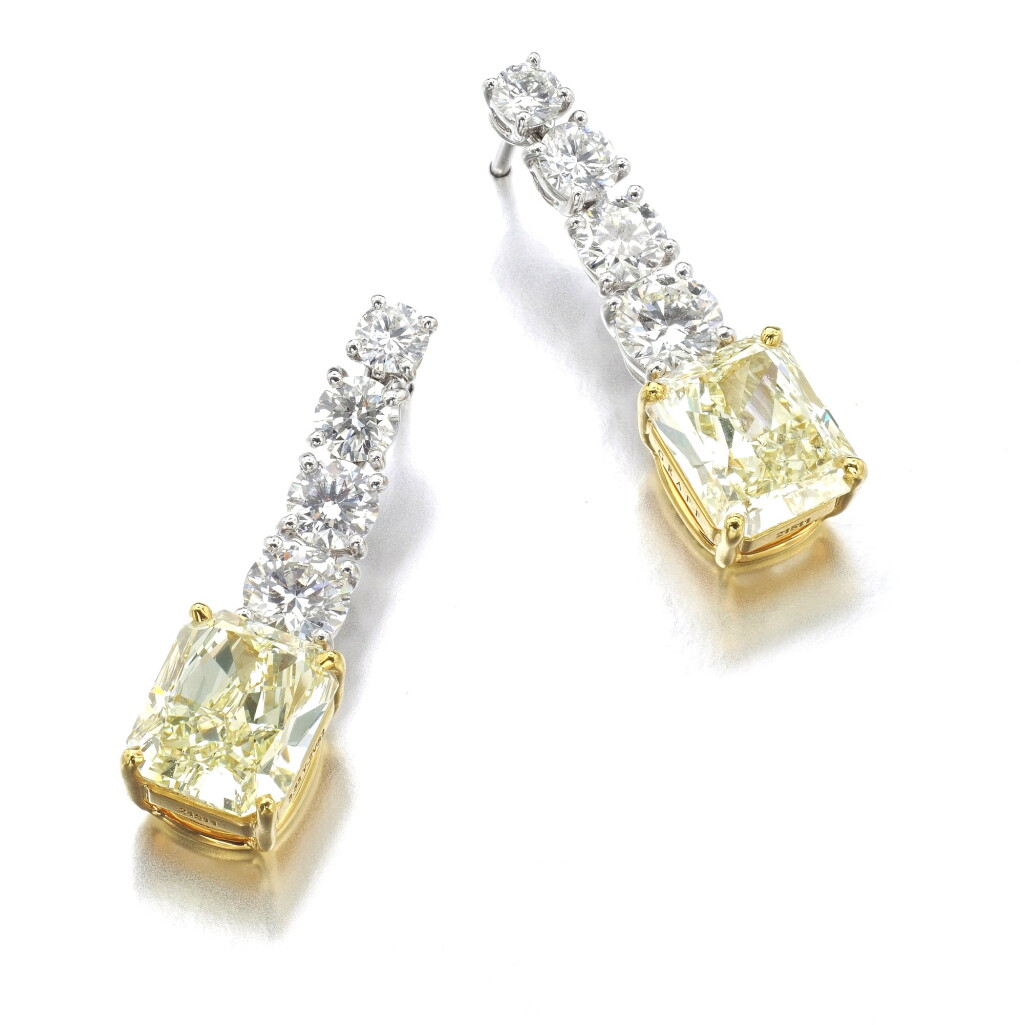 View full screen - View 1 of Lot 8. GRAFF | PAIR OF DIAMOND PENDENT EARRINGS.
