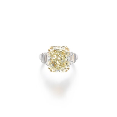 View full screen - View 1 of Lot 360. Fancy light yellow diamond ring | 格拉夫 | 淡彩黃色鑽石戒指.