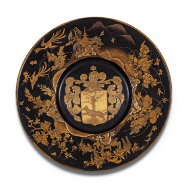View full screen - View 1 of Lot 259. Rare plat armorié en laque Japon, époque Edo, XVIIE siècle | 日本 江戶時期 十七世紀 平蒔繪花鳥樓閣徽章紋折沿盤 | A rare lacquer armorial dish, Japan, Edo period, late 17th century.