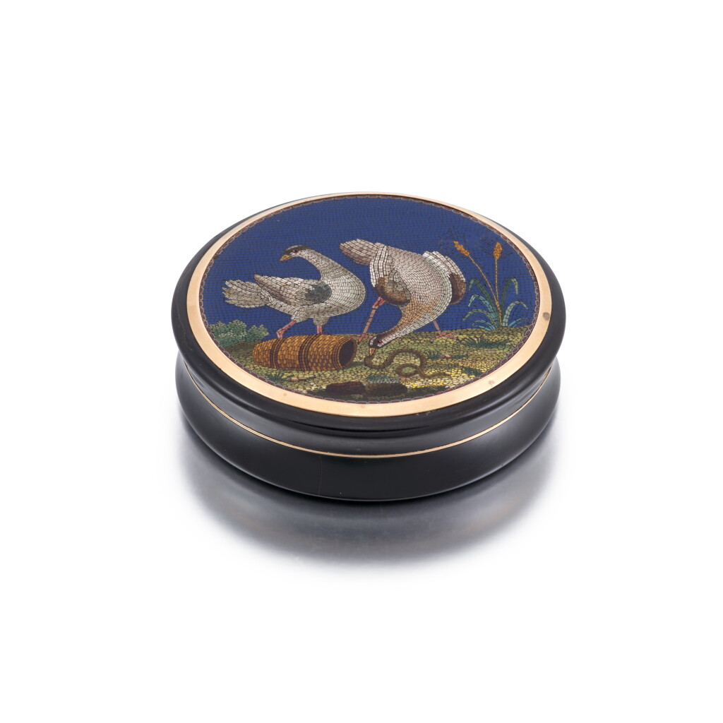 View full screen - View 1 of Lot 100. A gold-mounted tortoiseshell and micromosaic snuff box, Rome, circa 1810.