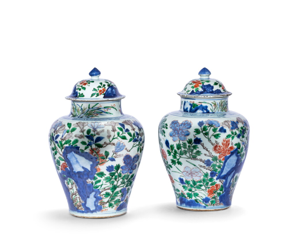 View full screen - View 1 of Lot 156. Paire de vases couverts en porcelaine wucai XVIIE siècle | 十七世紀 五彩洞石花卉紋將軍罐一對 | A pair of wucai jars and covers, 17th century.