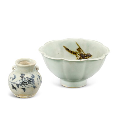 View full screen - View 1 of Lot 321. A BLUE AND WHITE 'FLORAL' JARLET, YUAN DYNASTY AND A KOREAN UNDERGLAZE-RED 'BIRD' BOWL, JOSEON DYNASTY | 元 青花花卉紋雙繫小罐 朝鮮王朝 釉裏紅飛鳥花口盌.
