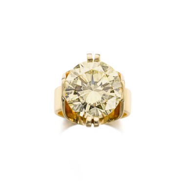 View full screen - View 1 of Lot 351. Fancy intense yellow diamond ring | 濃彩黃色鑽石戒指.