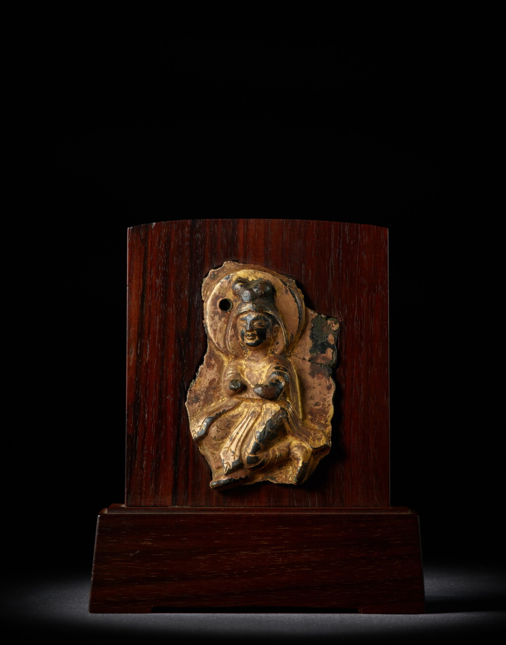 View full screen - View 1 of Lot 8076. A gilt-bronze fragment of an apsara, Northern Wei dynasty | 北魏 銅鎏金供養天女.
