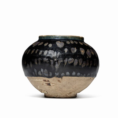 View full screen - View 1 of Lot 502. A black-glazed 'oil spot' jar, Jin dynasty | 金 黑釉油滴罐.