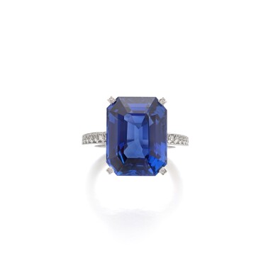 View full screen - View 1 of Lot 261. Sapphire and diamond ring | 蕭邦 藍寶石及鑽石戒指.