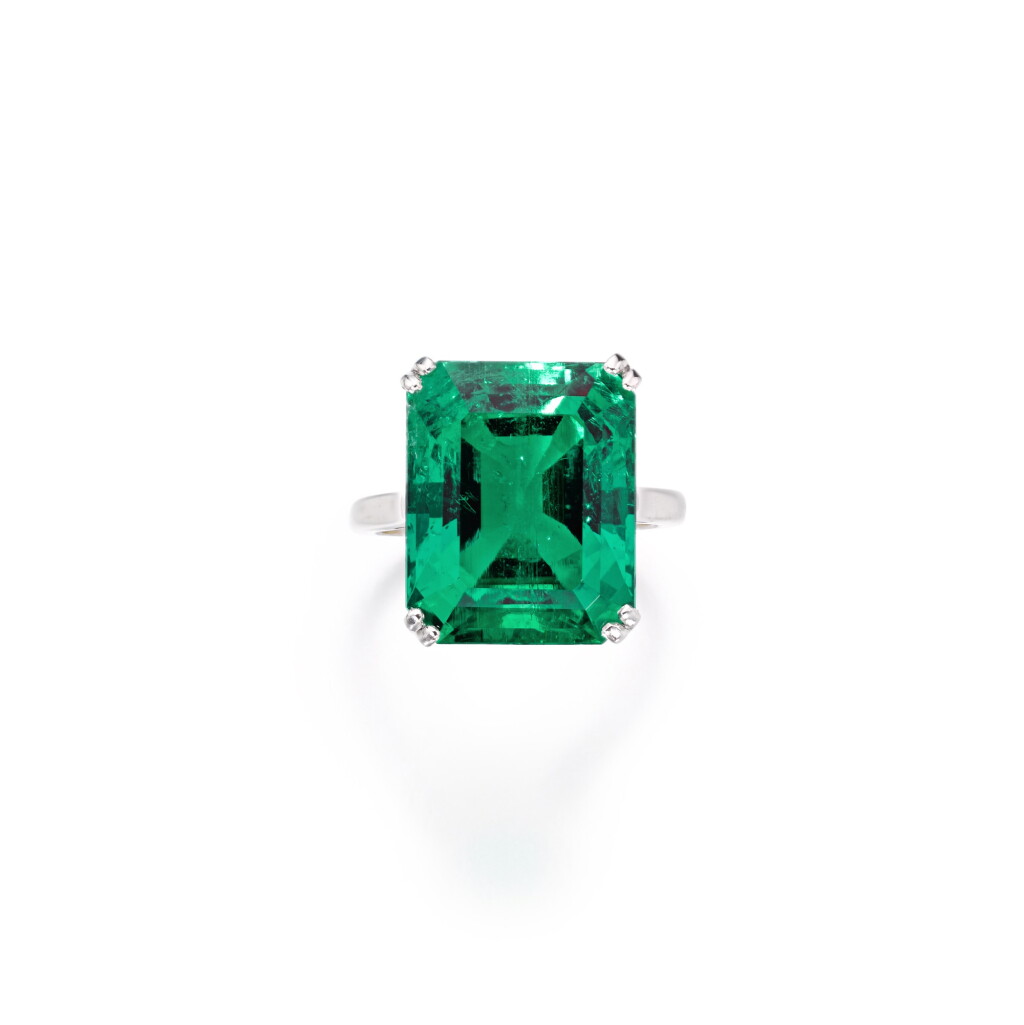 View full screen - View 1 of Lot 226. Attractive emerald ring | 祖母綠戒指.