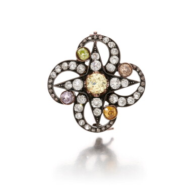 View full screen - View 1 of Lot 9. COLORED DIAMOND AND DIAMOND BROOCH (SPILLA CON DIAMANTI COLORATI E DIAMANTI).