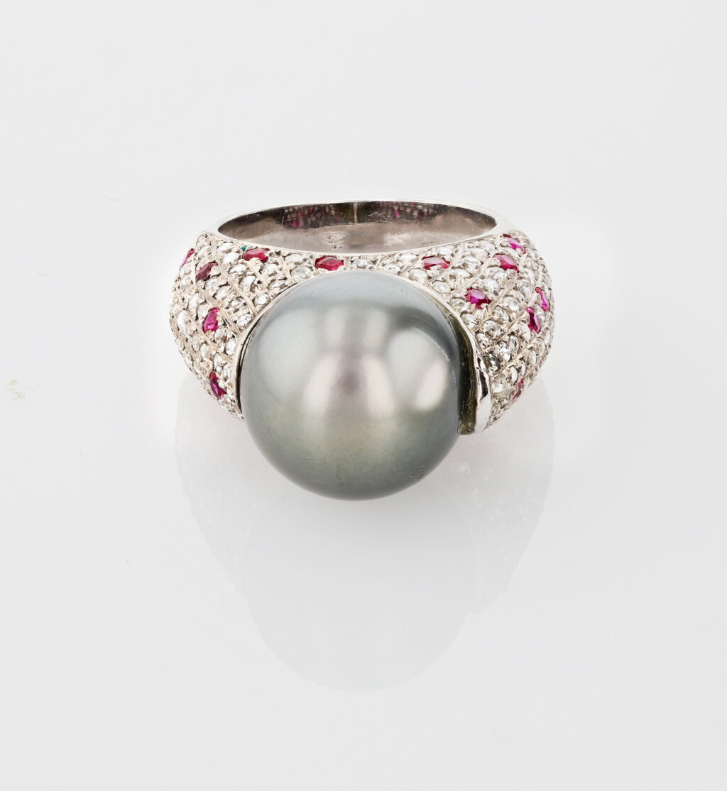 View full screen - View 1 of Lot 121. Morelle Davidson | Bague perle de culture, diamants et rubis | Cultured pearl, diamond and ruby ring.