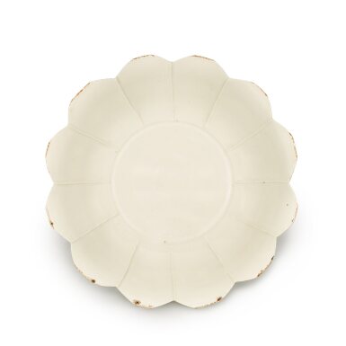 View full screen - View 1 of Lot 339. A Ding-type white-glazed lobed dish, Neisi mark, Northern Song - Jin dynasty 北宋至金 定窰系白釉花口盤 《內司》款.