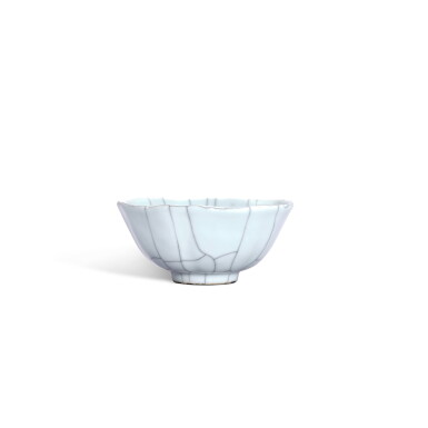 View full screen - View 1 of Lot 3391. A Guan-type hexalobed bowl, Seal mark and period of Daoguang | 清道光 仿官釉葵口盌 《大清道光年製》款.